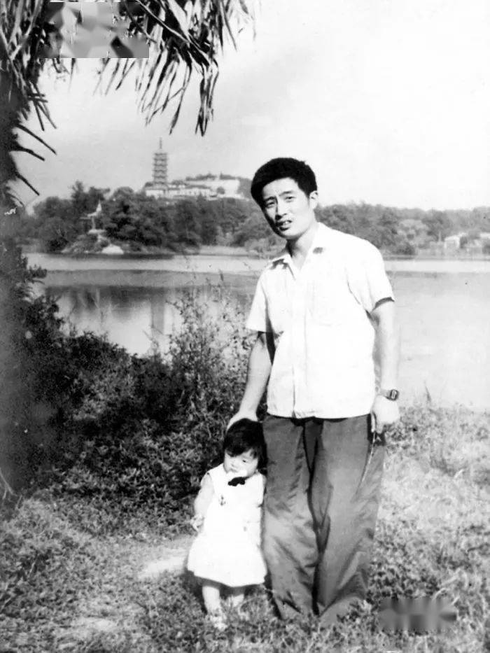 Bộ ảnh bố v&agrave; con g&aacute;i chụp ở c&ugrave;ng một địa điểm, c&ugrave;ng một ng&agrave;y suốt 40 năm: Xem đến ảnh cuối l&agrave; bật kh&oacute;c- Ảnh 1.