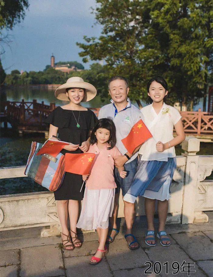 Bộ ảnh bố v&agrave; con g&aacute;i chụp ở c&ugrave;ng một địa điểm, c&ugrave;ng một ng&agrave;y suốt 40 năm: Xem đến ảnh cuối l&agrave; bật kh&oacute;c- Ảnh 20.