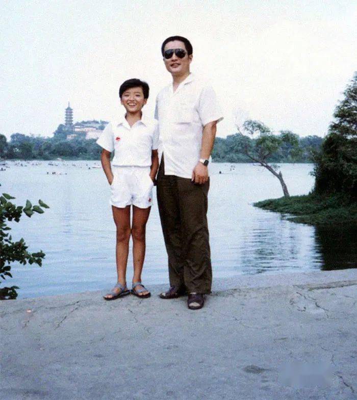 Bộ ảnh bố v&agrave; con g&aacute;i chụp ở c&ugrave;ng một địa điểm, c&ugrave;ng một ng&agrave;y suốt 40 năm: Xem đến ảnh cuối l&agrave; bật kh&oacute;c- Ảnh 9.