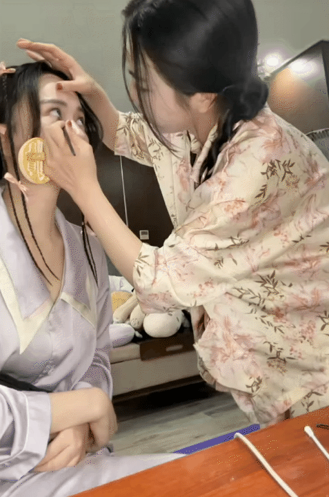 Hội mẹ bỉm được ng&agrave;y "trốn con" đi đu idol: Mẹ 2 con, mẹ 6 con... đến mẹ bỉm vừa sinh con được 6 th&aacute;ng vẫn l&ecirc;n đồ quẩy "bung n&oacute;c"- Ảnh 4.