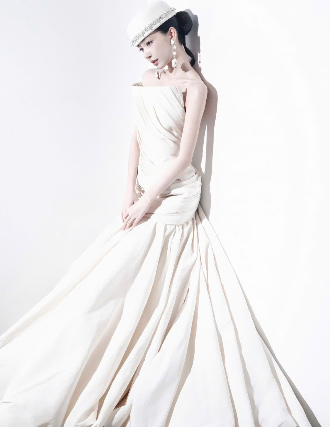Dịch Mộng Linh gầy như bộ xương kh&ocirc; tr&ecirc;n thảm đỏ VOGUE 2026 - Ảnh 3.