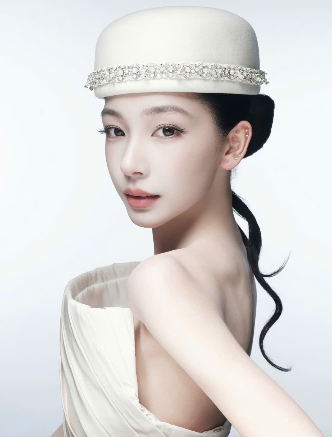 Dịch Mộng Linh gầy như bộ xương kh&ocirc; tr&ecirc;n thảm đỏ VOGUE 2026 - Ảnh 4.