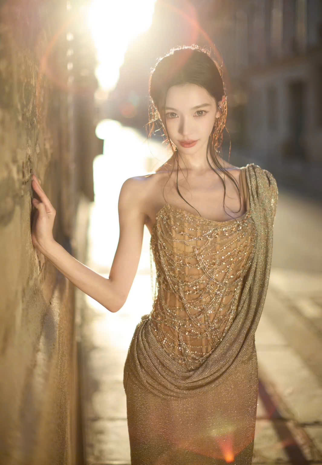 Dịch Mộng Linh gầy như bộ xương kh&ocirc; tr&ecirc;n thảm đỏ VOGUE 2026 - Ảnh 9.