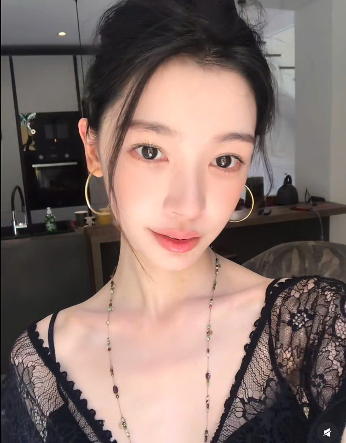Dịch Mộng Linh gầy như bộ xương kh&ocirc; tr&ecirc;n thảm đỏ VOGUE 2026 - Ảnh 13.