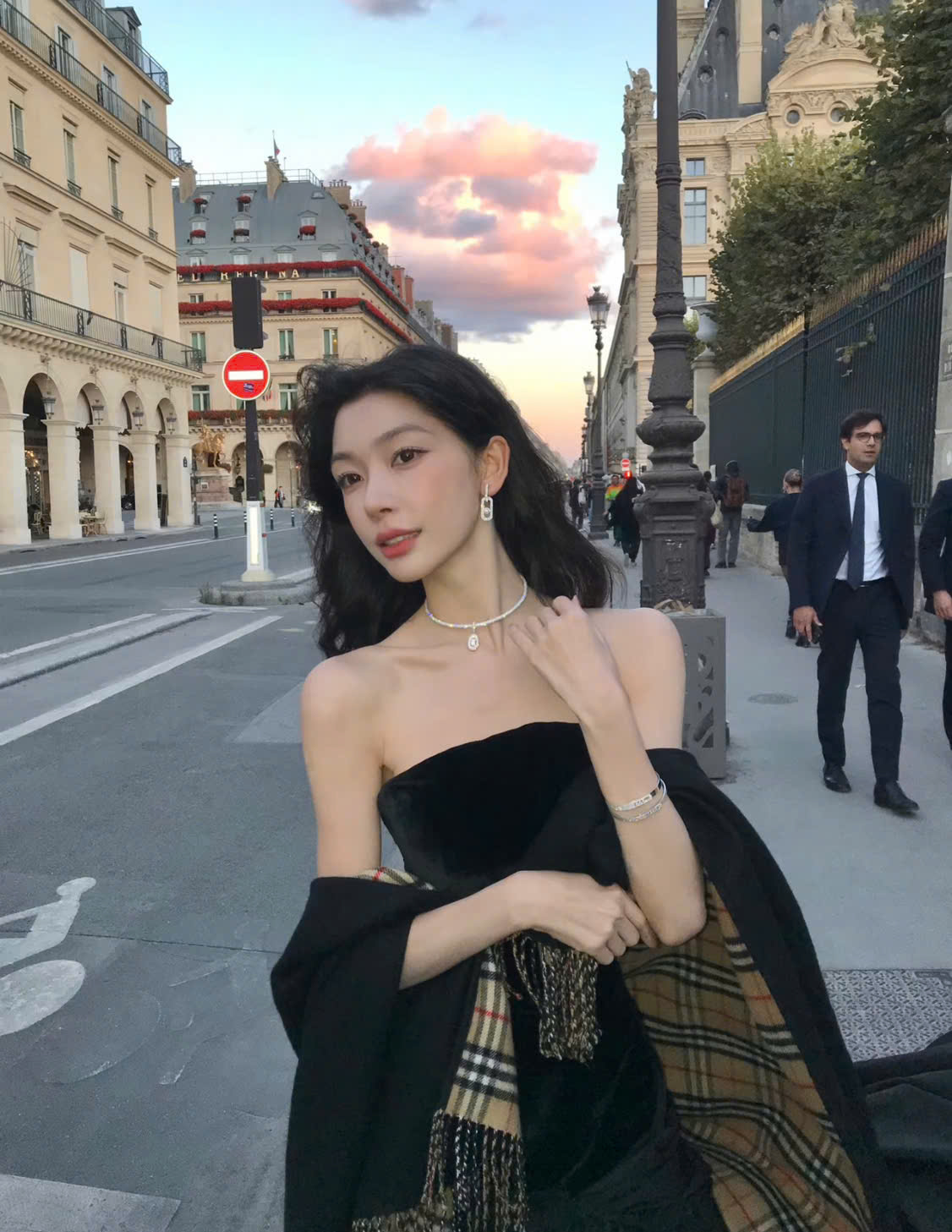 Dịch Mộng Linh gầy như bộ xương kh&ocirc; tr&ecirc;n thảm đỏ VOGUE 2026 - Ảnh 12.