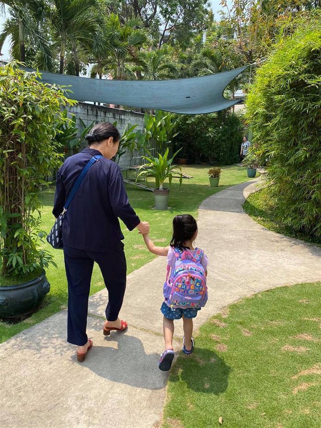 Cảnh đời hiếm thấy của mẹ chồng Đặng Thu Thảo b&ecirc;n c&aacute;c ch&aacute;u trong cuối tuần - Ảnh 4.