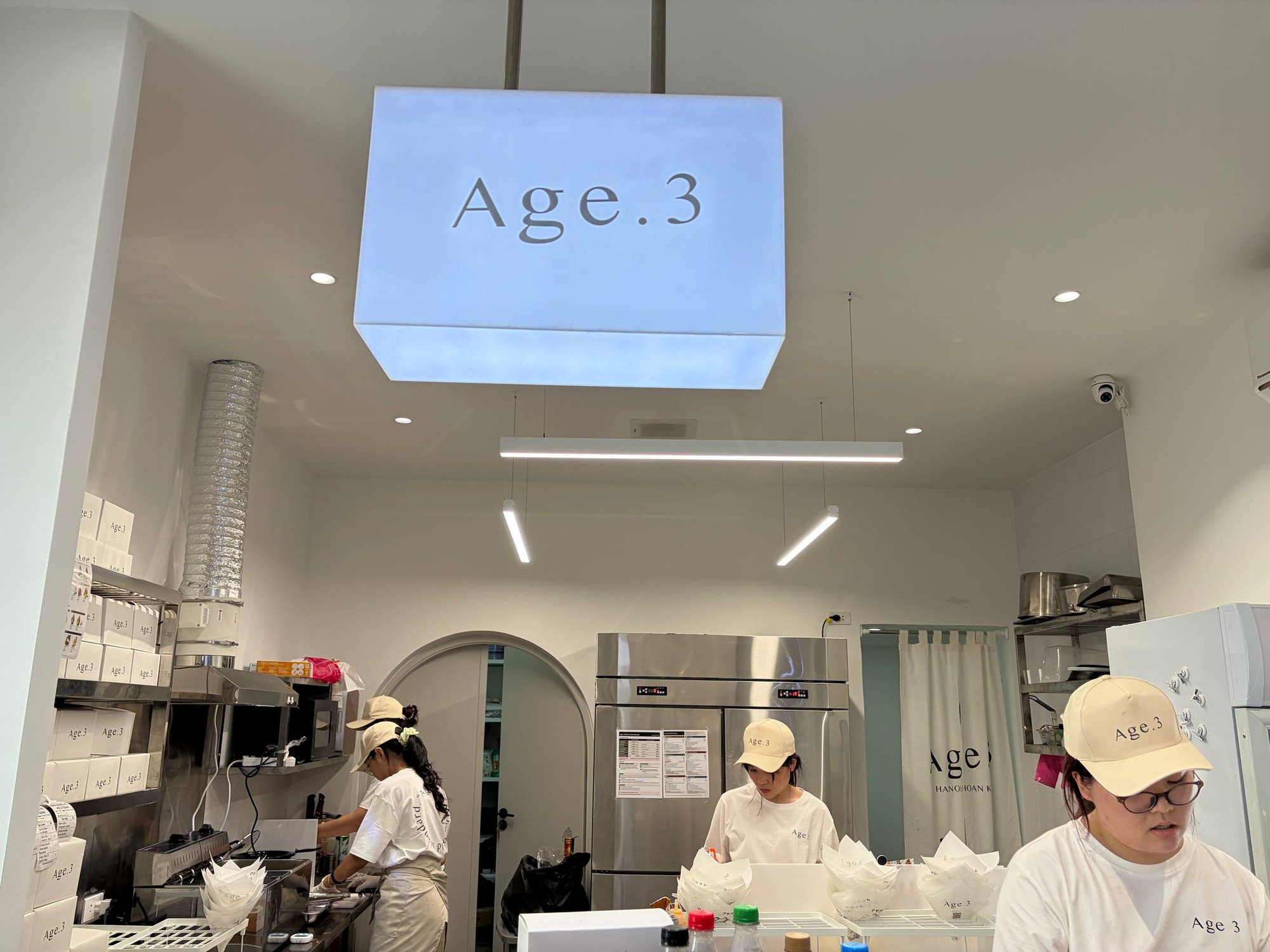 B&aacute;nh sandwich chi&ecirc;n Age . 3: Trải nghiệm vị ngon đ&aacute;ng chờ đợi giữa l&ograve;ng H&agrave; Nội - Ảnh 3.