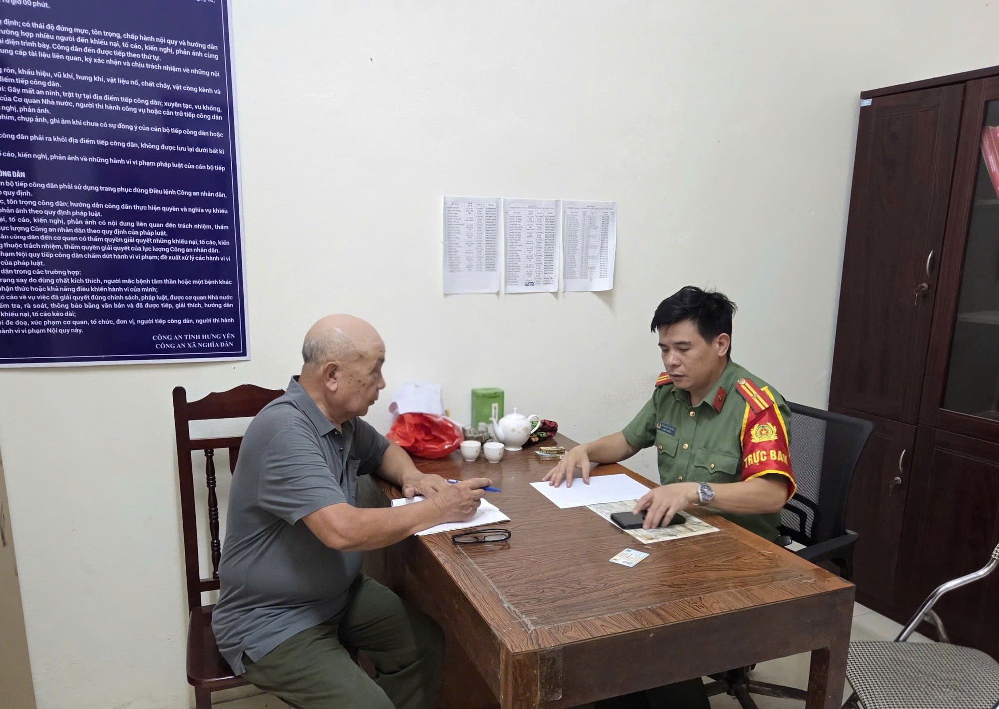 C&ocirc;ng an Nghĩa d&acirc;n ngăn chặn lừa đảo qua điện thọai , bảo vệ t&agrave;i sản người d&acirc;n - Ảnh 1.