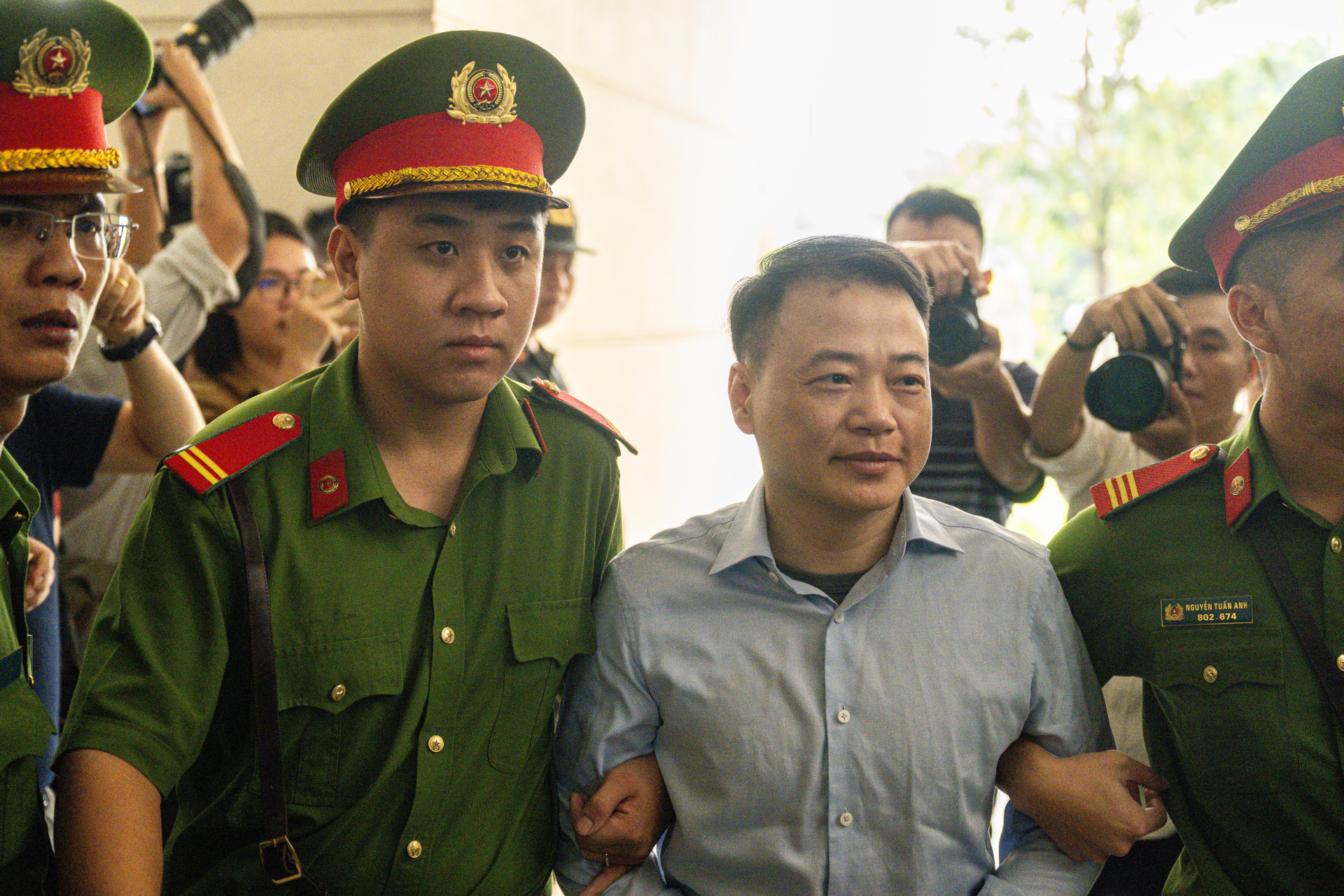 Nụ cười khó hiểu của Shark Bình tại tòa án về tội Rửa tiền năm 2023 - Ảnh 2.