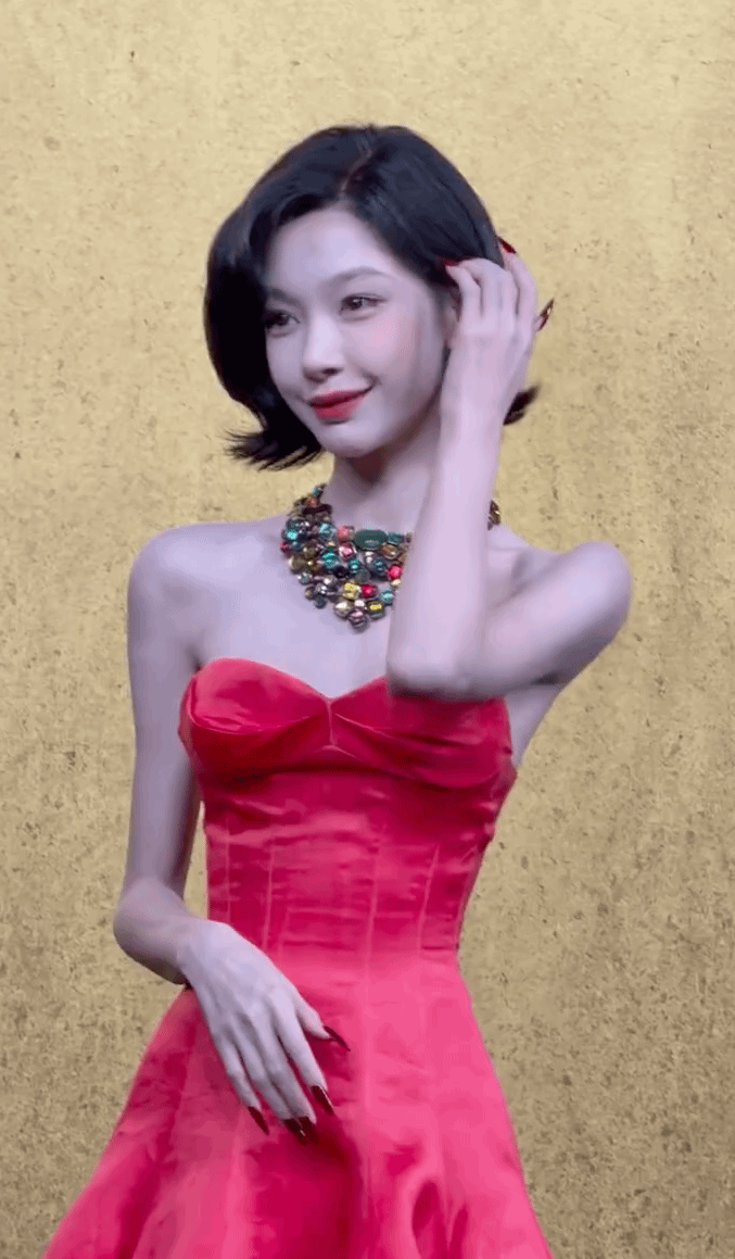 Dịch Mộng Linh gầy như bộ xương kh&ocirc; tr&ecirc;n thảm đỏ VOGUE 2026 - Ảnh 2.