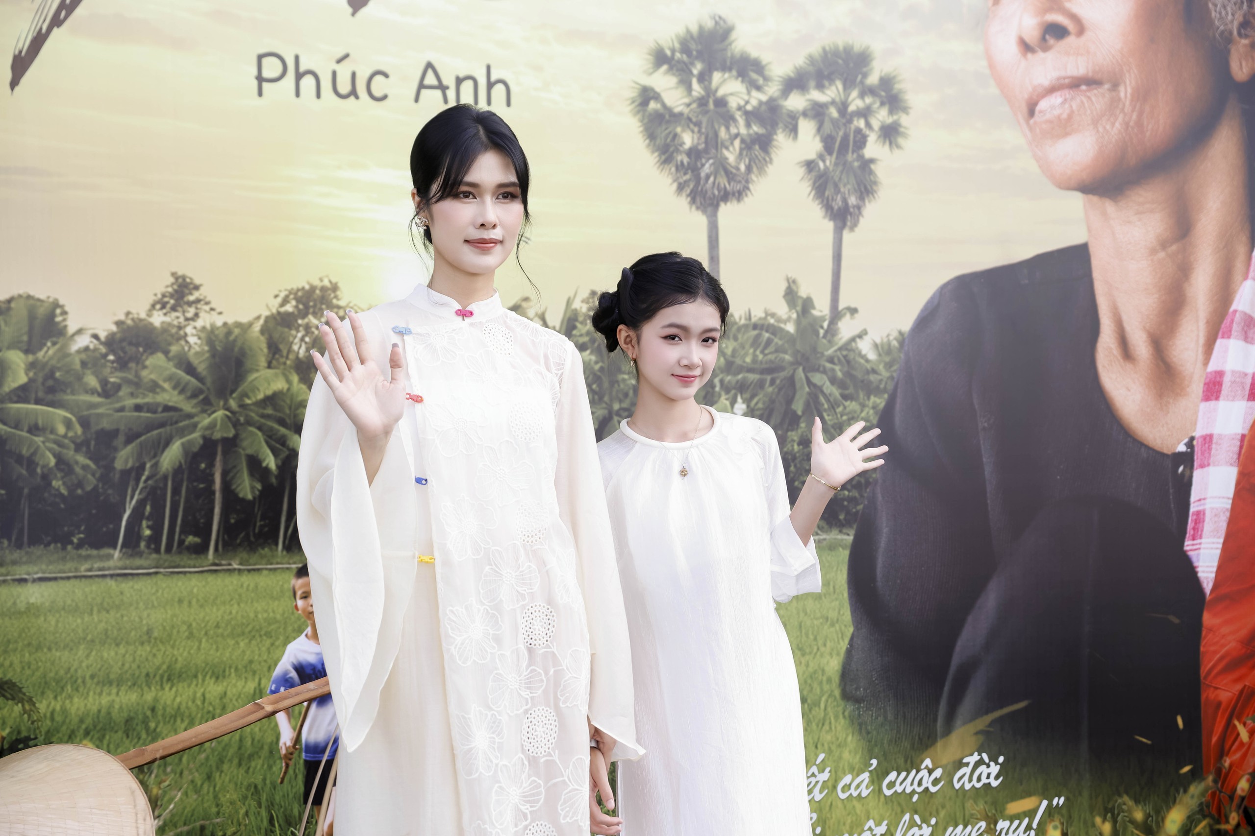 Gallery - Phúc Anh lần đầu làm đạo diễn, kể chuyện người mẹ nuôi 4 con một mình trong Mẹ Cò