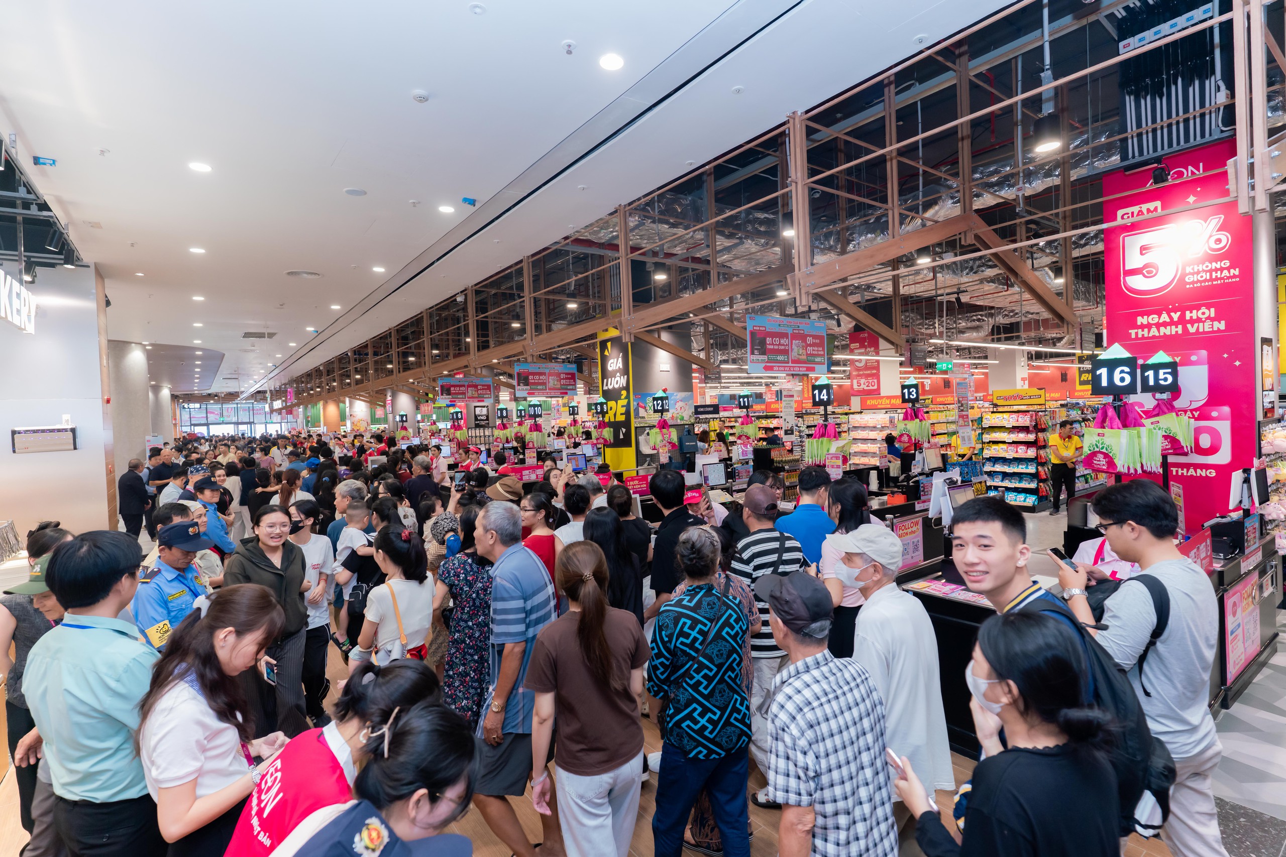 AEON Thanh Hóa: Điểm mua sắm mới thu hút người dân địa phương - Ảnh 1.