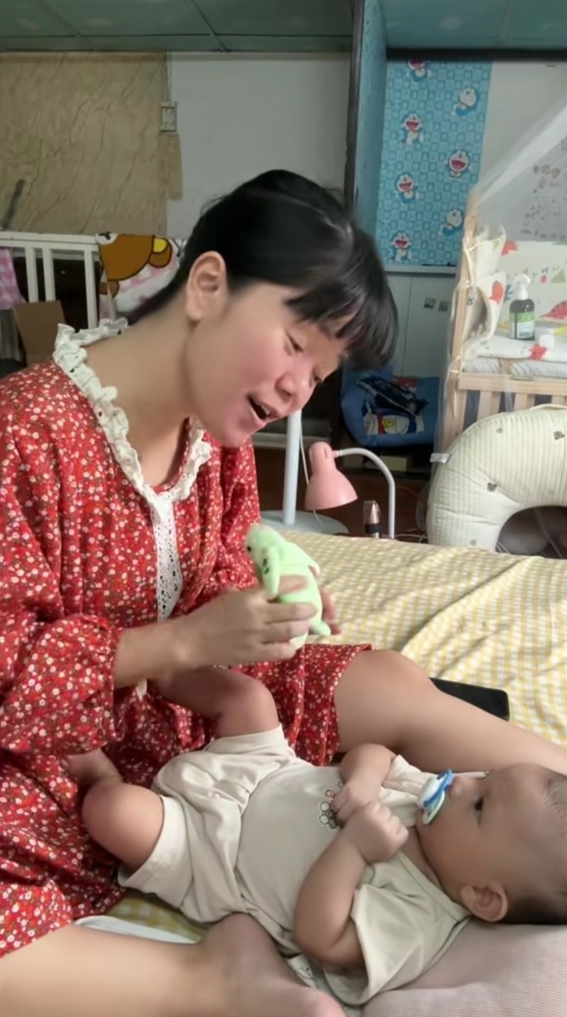 Gần 4 triệu lượt xem clip mẹ ru con, d&acirc;n t&igrave;nh ngỡ ng&agrave;ng:  Đ&acirc;y l&agrave; bản ph&aacute;t thanh tr&ecirc;n radio ng&agrave;y xưa sao? - Ảnh 5.
