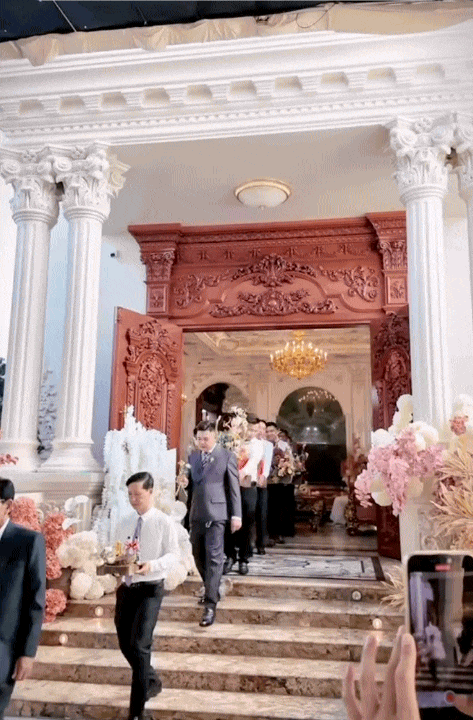 Đ&aacute;m cưới của cậu cả Bến Tre: Biệt phủ tr&aacute;ng lệ như l&acirc;u đ&agrave;i, khoảnh khắc c&ocirc; d&acirc;u bước v&agrave;o c&aacute;nh cổng h&agrave;o m&ocirc;n hot rần rần MXH - Ảnh 3.