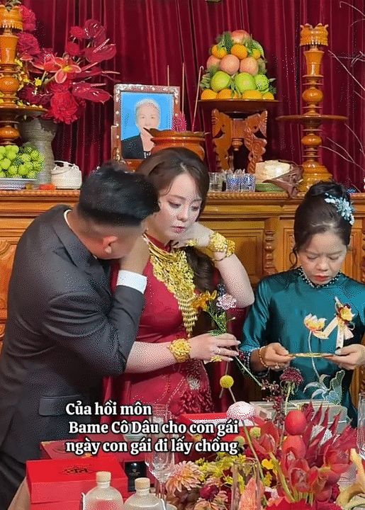 Đ&aacute;m cưới của cậu cả Bến Tre: Biệt phủ tr&aacute;ng lệ như l&acirc;u đ&agrave;i, khoảnh khắc c&ocirc; d&acirc;u bước v&agrave;o c&aacute;nh cổng h&agrave;o m&ocirc;n hot rần rần MXH - Ảnh 12.