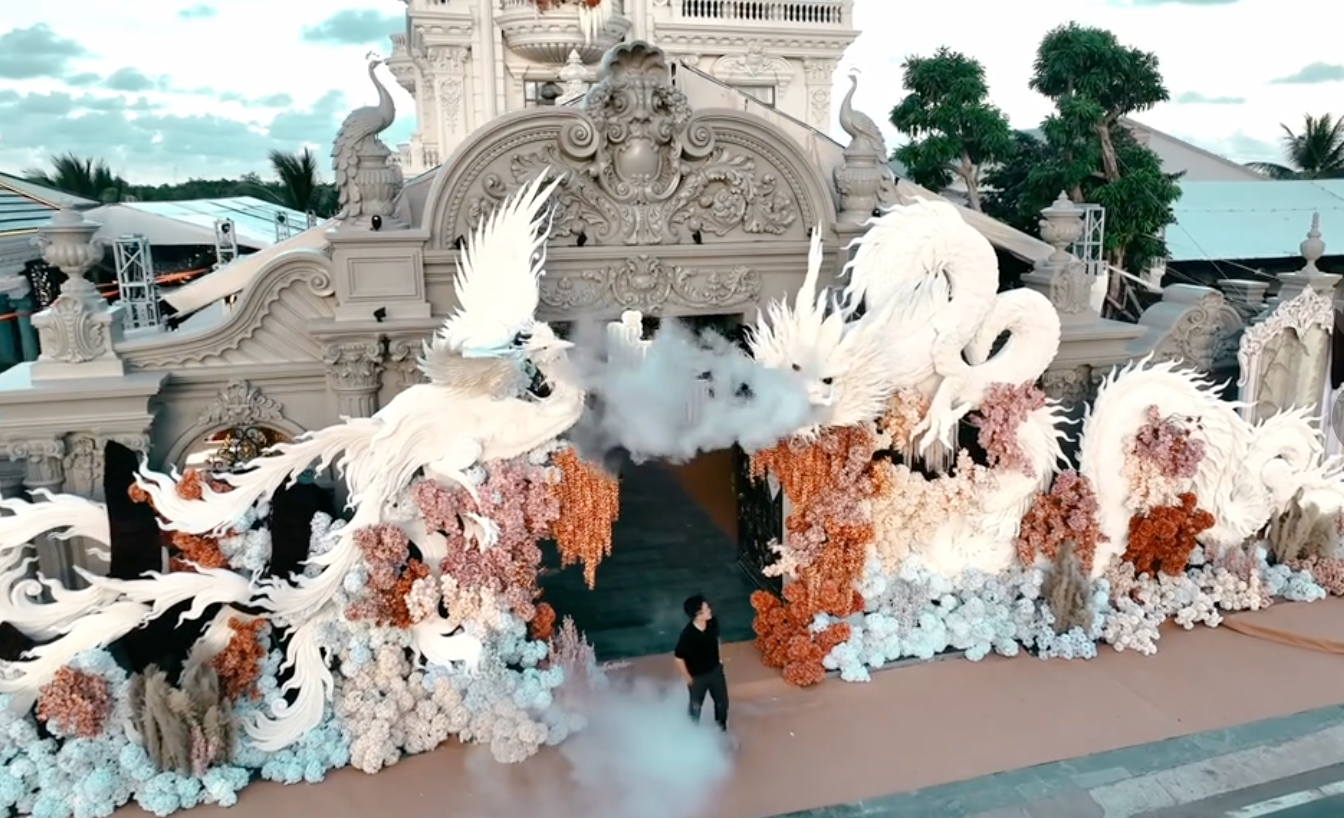 Đ&aacute;m cưới của cậu cả Bến Tre: Biệt phủ tr&aacute;ng lệ như l&acirc;u đ&agrave;i, khoảnh khắc c&ocirc; d&acirc;u bước v&agrave;o c&aacute;nh cổng h&agrave;o m&ocirc;n hot rần rần MXH - Ảnh 2.