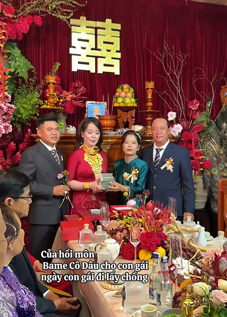 Đ&aacute;m cưới của cậu cả Bến Tre: Biệt phủ tr&aacute;ng lệ như l&acirc;u đ&agrave;i, khoảnh khắc c&ocirc; d&acirc;u bước v&agrave;o c&aacute;nh cổng h&agrave;o m&ocirc;n hot rần rần MXH - Ảnh 13.