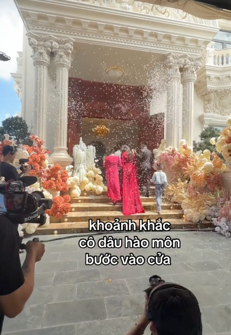 Đ&aacute;m cưới của cậu cả Bến Tre: Biệt phủ tr&aacute;ng lệ như l&acirc;u đ&agrave;i, khoảnh khắc c&ocirc; d&acirc;u bước v&agrave;o c&aacute;nh cổng h&agrave;o m&ocirc;n hot rần rần MXH - Ảnh 11.
