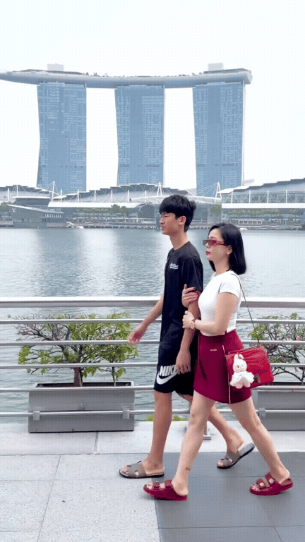 Con trai 15 tuổi điển trai như t&agrave;i tử, cao hơn mẹ 1 c&aacute;i đầu, Lệ Quy&ecirc;n chỉ mong &ldquo;mẹ được l&agrave; người bạn th&acirc;n nhất của con&rdquo; - Ảnh 2.