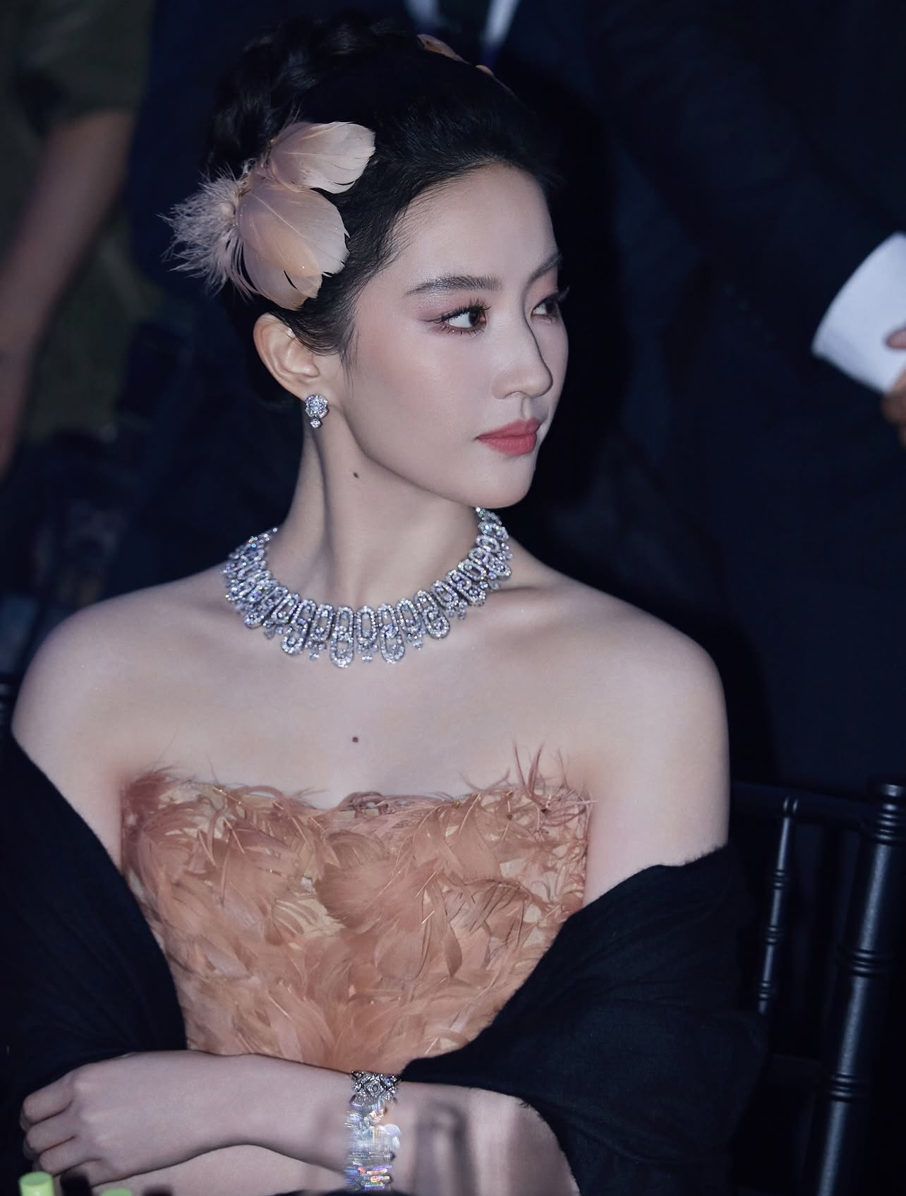 Nhan sắc bất biến của Lưu Diệc Phi giữa trời mưa lớn thu hút sự chú ý 2026 - Ảnh 6. Nhan sắc bất biến của Lưu Diệc Phi giữa trời mưa lớn thu hút sự chú ý 2026 - Ảnh 6.