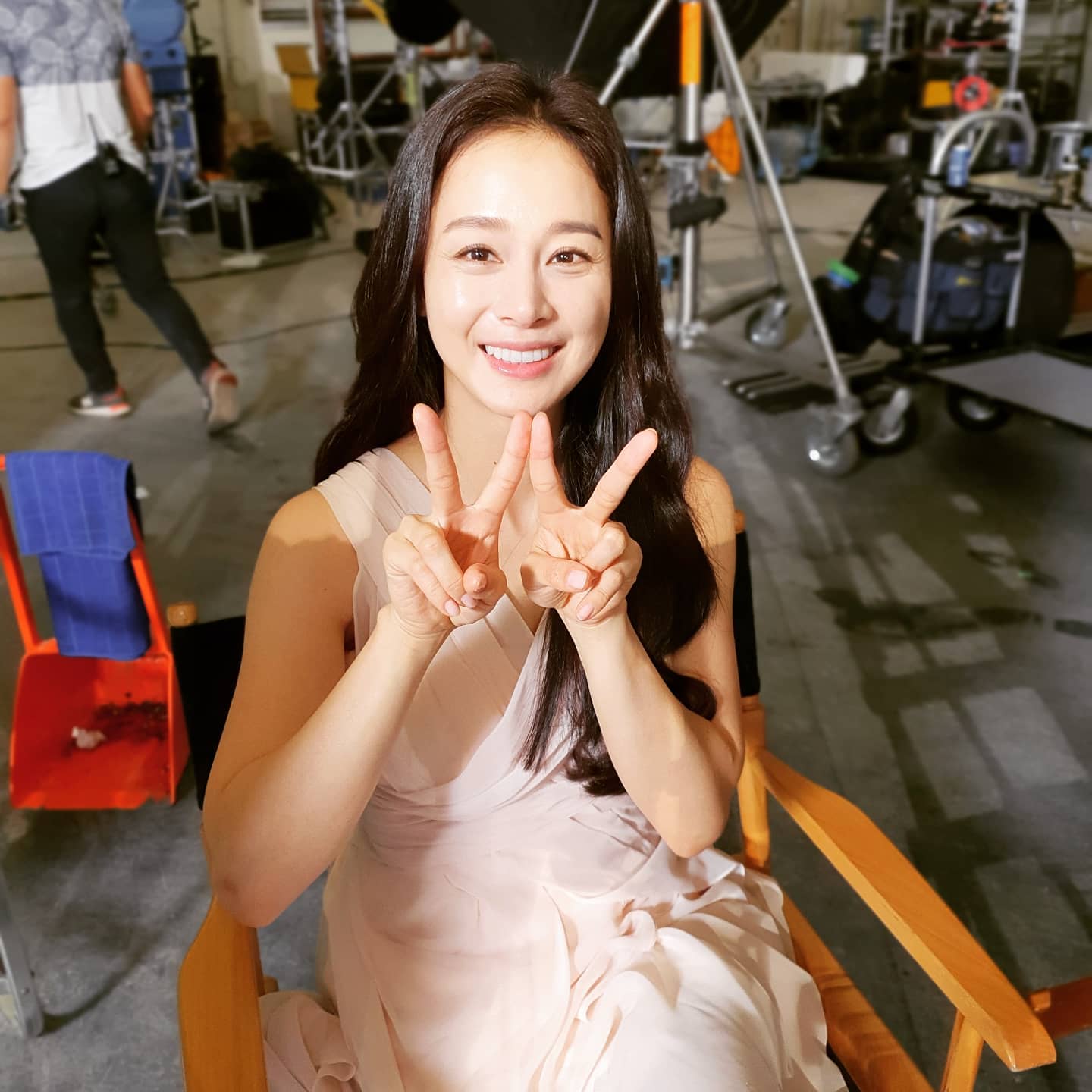 Th&aacute;i độ tự tin của Kim Tae Hee trước chỉ tr&iacute;ch về ngọai h&igrave;nh tại sự kiện 2026 - Ảnh 10.