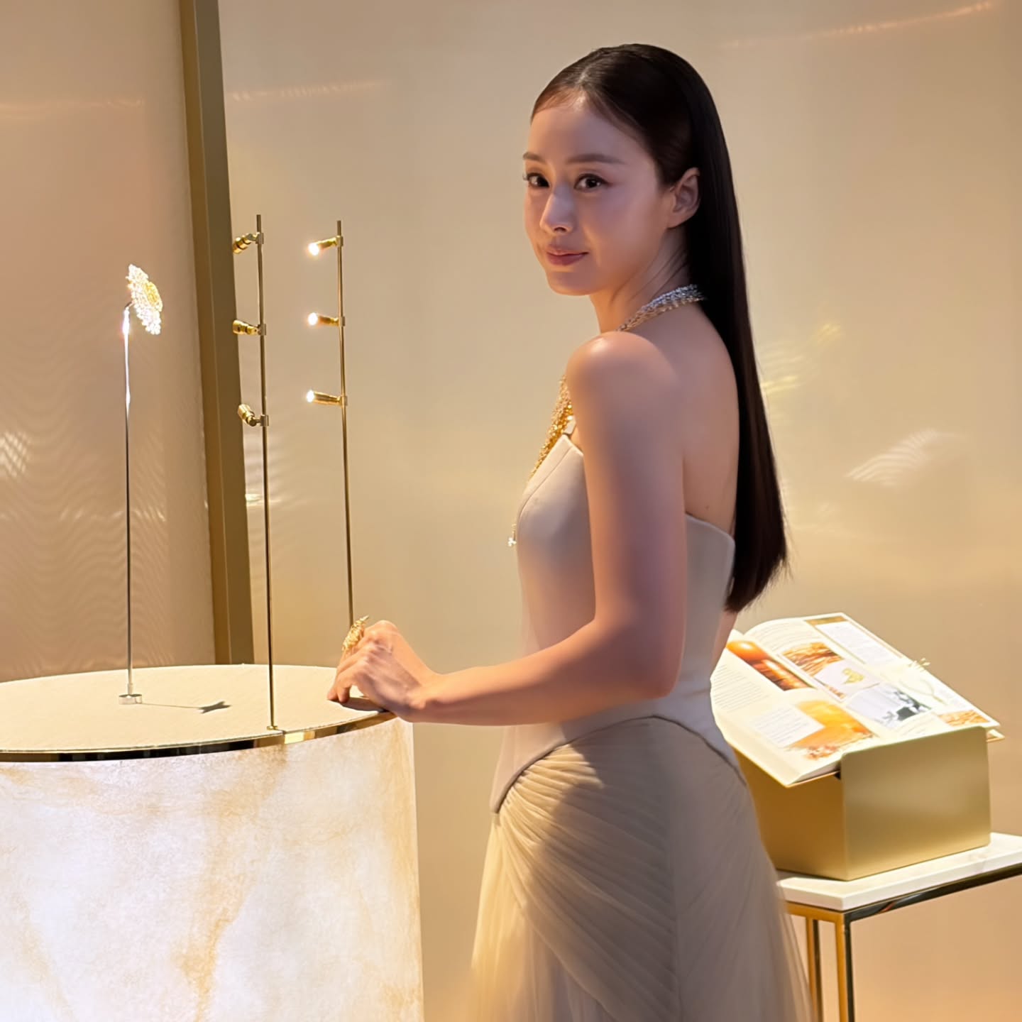 Th&aacute;i độ tự tin của Kim Tae Hee trước chỉ tr&iacute;ch về ngọai h&igrave;nh tại sự kiện 2026 - Ảnh 2.