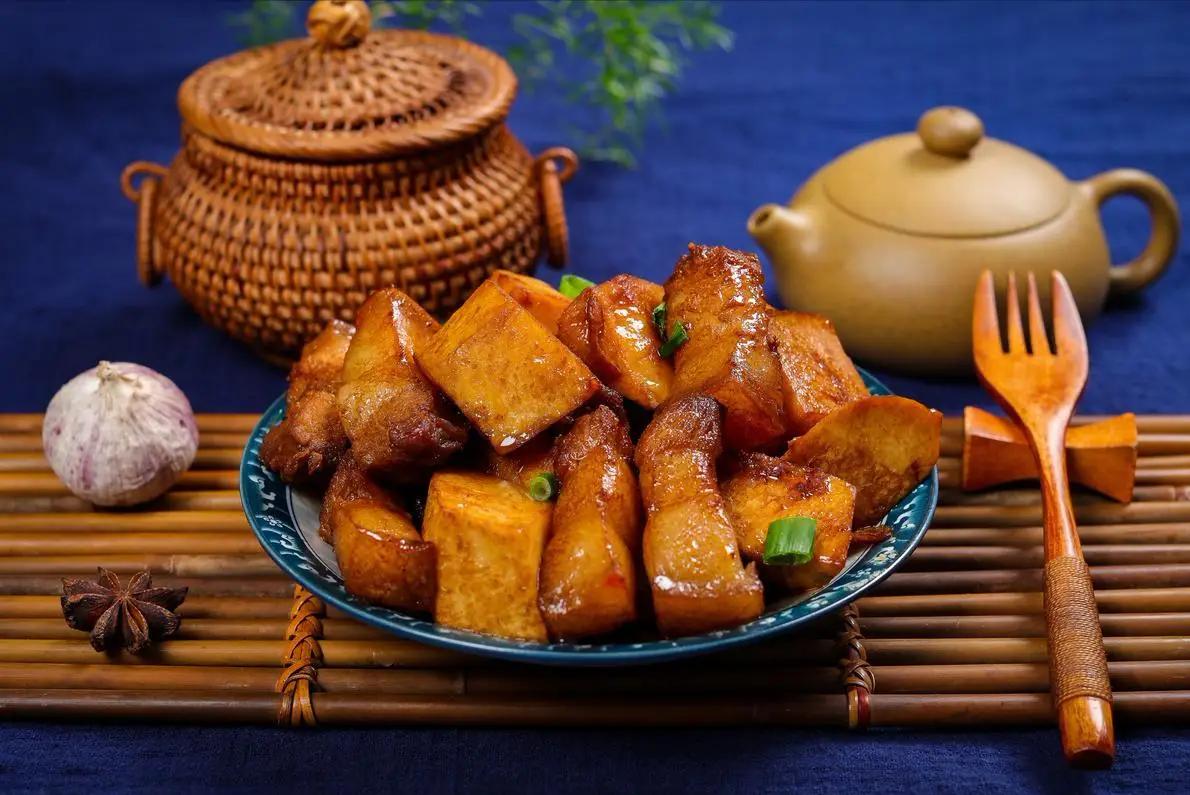 Loại nguy&ecirc;n liệu đang v&agrave;o m&ugrave;a n&agrave;y đem kho c&ugrave;ng thịt ba chỉ: Si&ecirc;u ngon, đưa cơm v&ocirc; c&ugrave;ng - Ảnh 1.