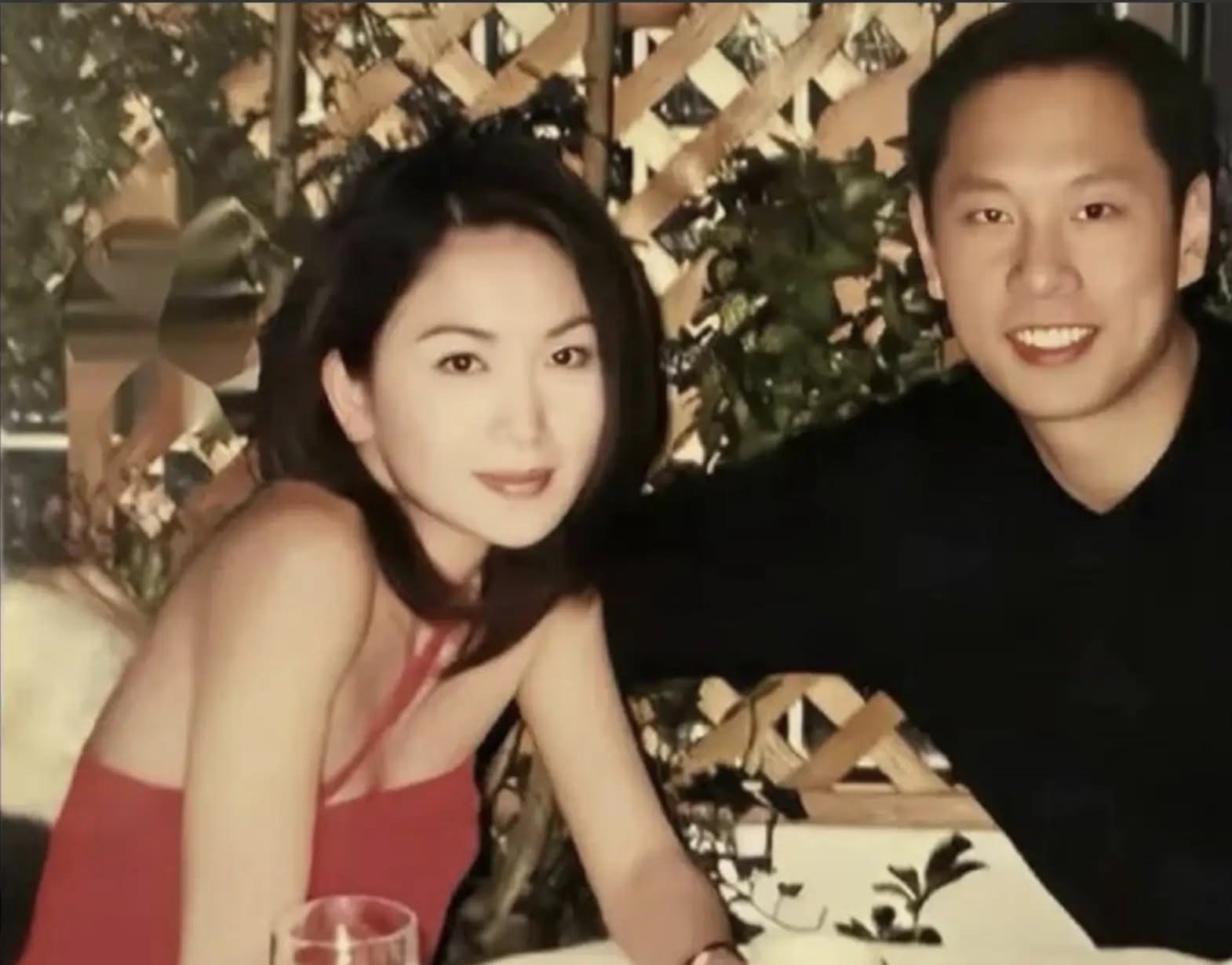 Cả showbiz hiếm ai lấy chồng vi&ecirc;n m&atilde;n như mỹ nh&acirc;n n&agrave;y: Được cưng chiều suốt 26 năm, kh&ocirc;ng phải chịu quy tắc d&acirc;u h&agrave;o m&ocirc;n- Ảnh 2.