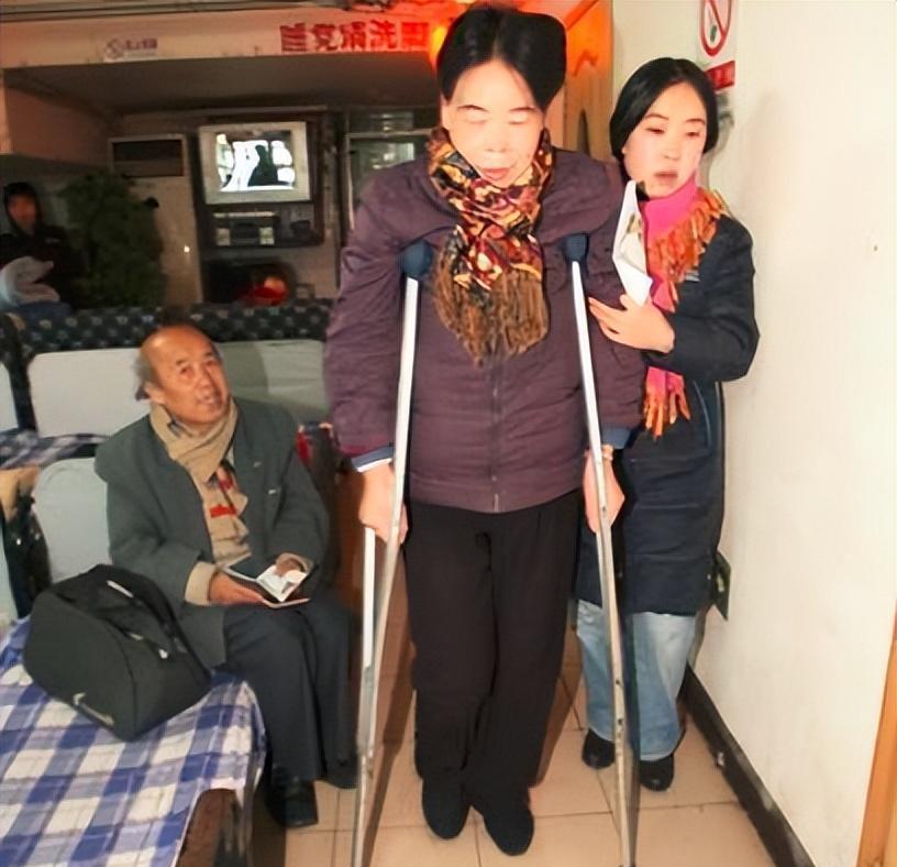 Fan nữ từng khiến cha bán nhà, bán thận để theo đuổi Lưu Đức Hoa, tuổi 48 sống trong căn phòng 30m², nghẹn ngào nhớ về người cha đã khuất- Ảnh 2.