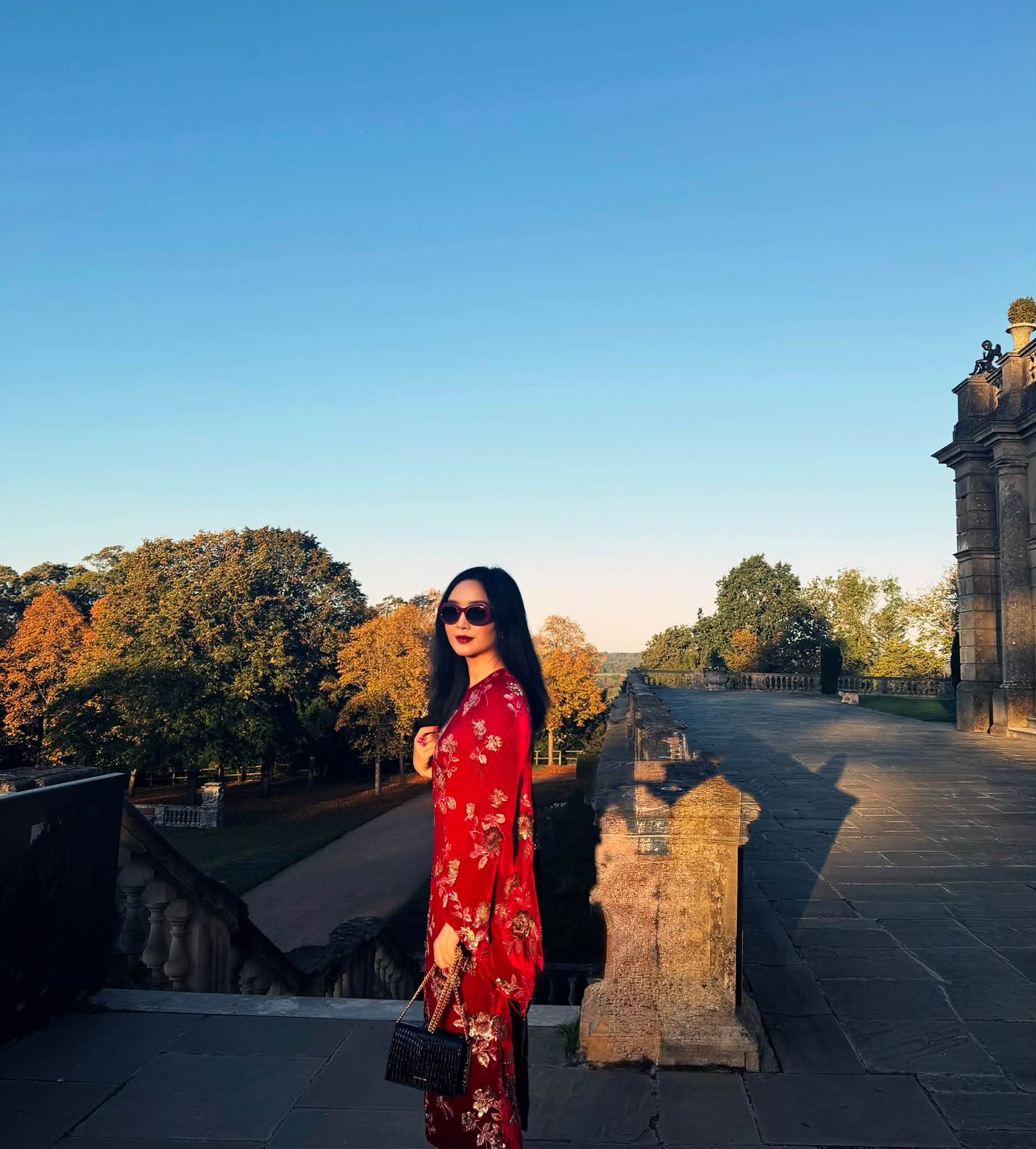 Đẹp như bước ra từ một bộ phim cổ điển, Hoa hậu Đền H&ugrave;ng Gi&aacute;ng My kh&aacute;m ph&aacute; dinh thự hơn 350 năm tuổi ở Anh- Ảnh 4.