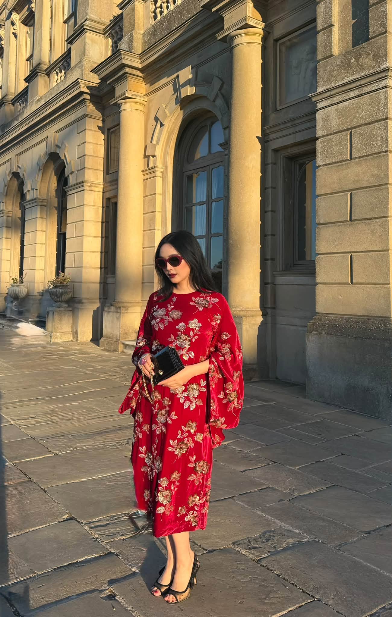 Đẹp như bước ra từ một bộ phim cổ điển, Hoa hậu Đền H&ugrave;ng Gi&aacute;ng My kh&aacute;m ph&aacute; dinh thự hơn 350 năm tuổi ở Anh- Ảnh 2.