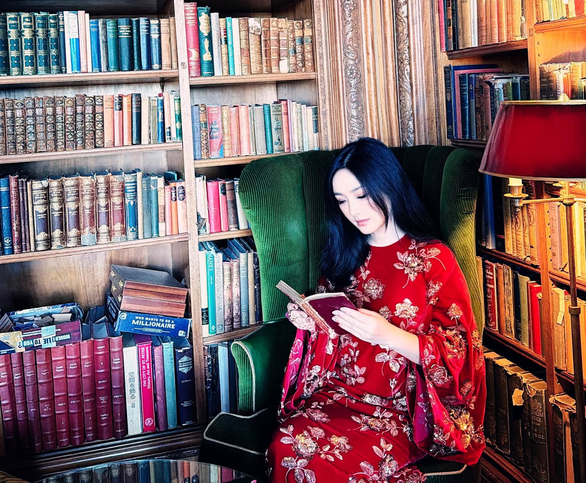 Đẹp như bước ra từ một bộ phim cổ điển, Hoa hậu Đền H&ugrave;ng Gi&aacute;ng My kh&aacute;m ph&aacute; dinh thự hơn 350 năm tuổi ở Anh- Ảnh 12.