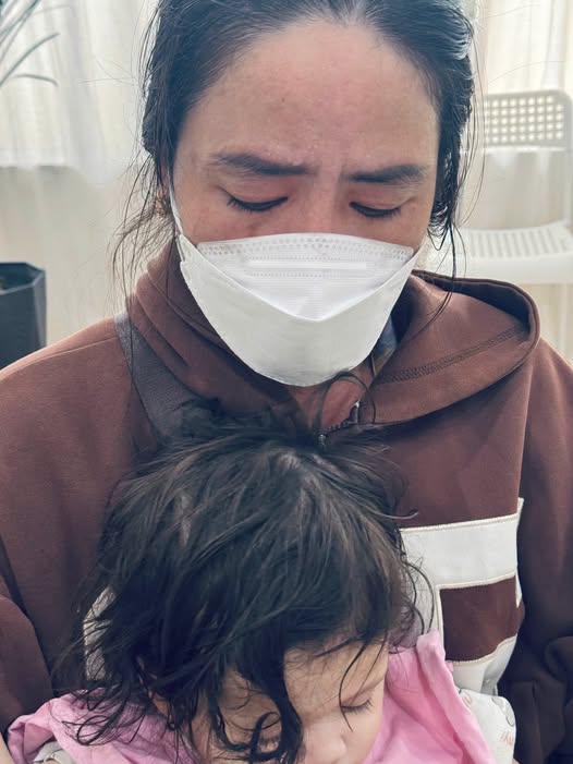 Vừa mổ đươc vài tiếng, người mẹ đã xuất viện bế con khó thở đi khám: Tay ôm con, tay giữ vết mổ khiến bác sĩ cũng chạnh lòng - Ảnh 1.