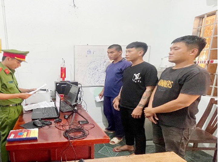 Đòi nợ thuê không thành , 3 thanh niên bị bắt vì bắt gà trừ nợ ở Vĩnh Long - Ảnh 1. Đòi nợ thuê không thành , 3 thanh niên bị bắt vì bắt gà trừ nợ ở Vĩnh Long - Ảnh 1.