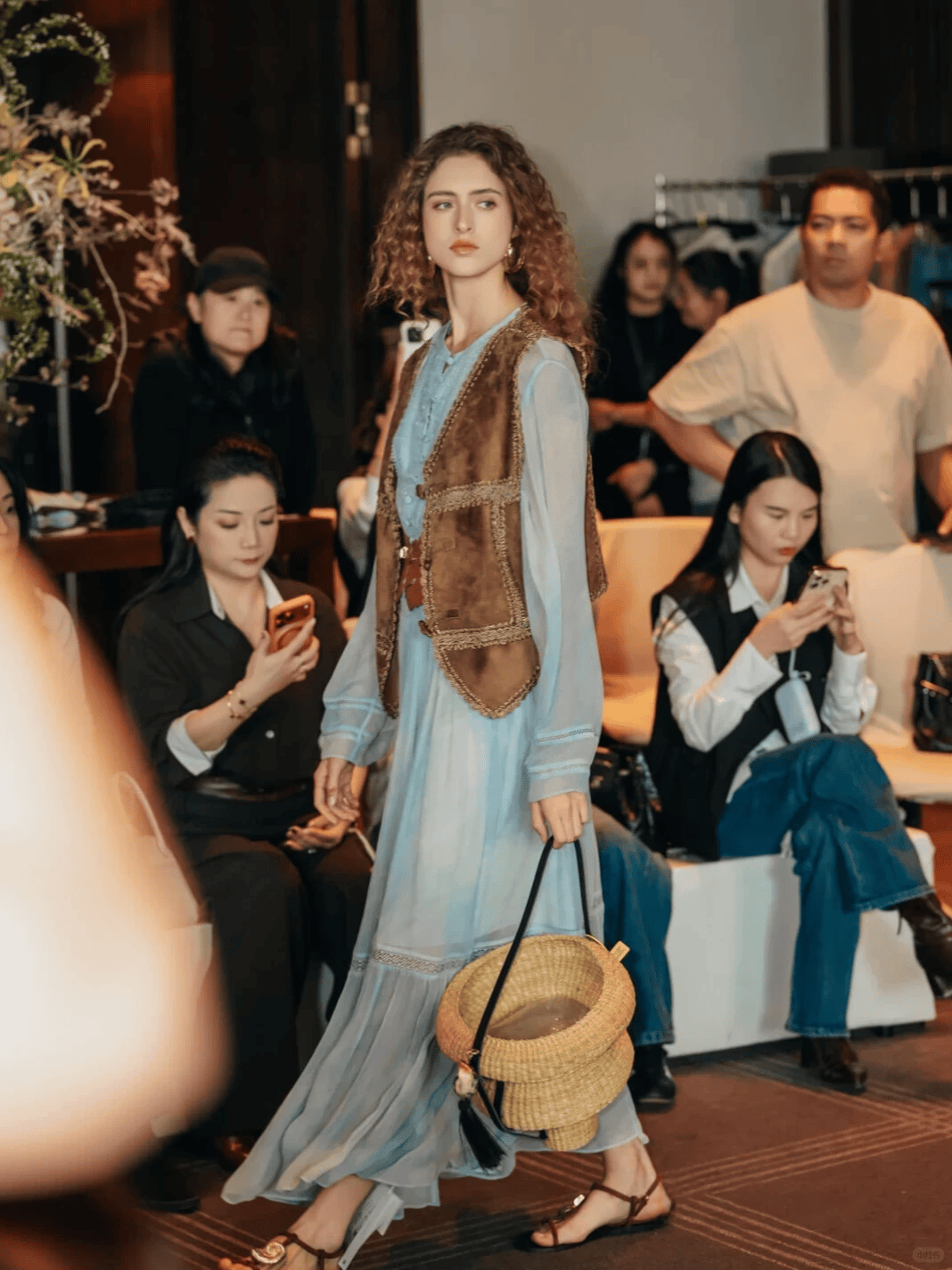 4 c&ocirc;ng thức phối đồ layer cực hot m&ugrave;a thu: Chiếc &aacute;o gile đa năng v&agrave; nghệ thuật tạo n&ecirc;n thần th&aacute;i tr&iacute; thức, sang trọng n&agrave;ng n&agrave;o cũng n&ecirc;n thử- Ảnh 23.
