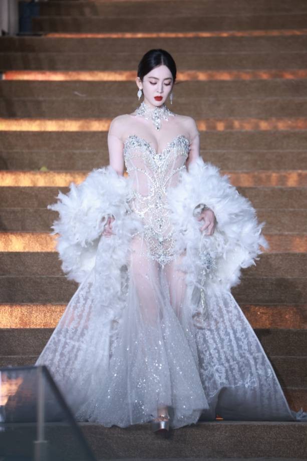 Cổ Lực Na Tr&aacute;t khiến Bạch Lộc v&agrave; c&aacute;c mỹ nh&acirc;n kh&aacute;c ngại đứng cạnh tại Vogue 2026 - Ảnh 9.
