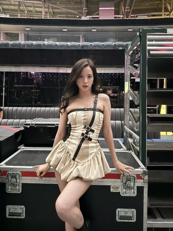 Jisoo BLACKPINK thể hiện phong c&aacute;ch thời trang gợi cảm v&agrave;o năm 2026 - Ảnh 9.