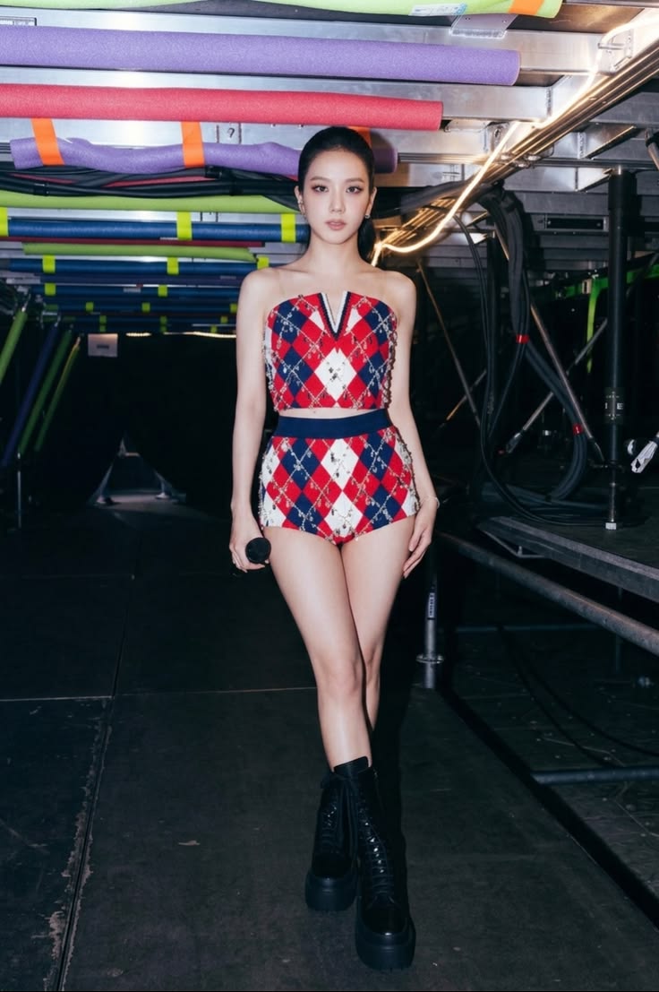 Jisoo BLACKPINK thể hiện phong c&aacute;ch thời trang gợi cảm v&agrave;o năm 2026 - Ảnh 10.