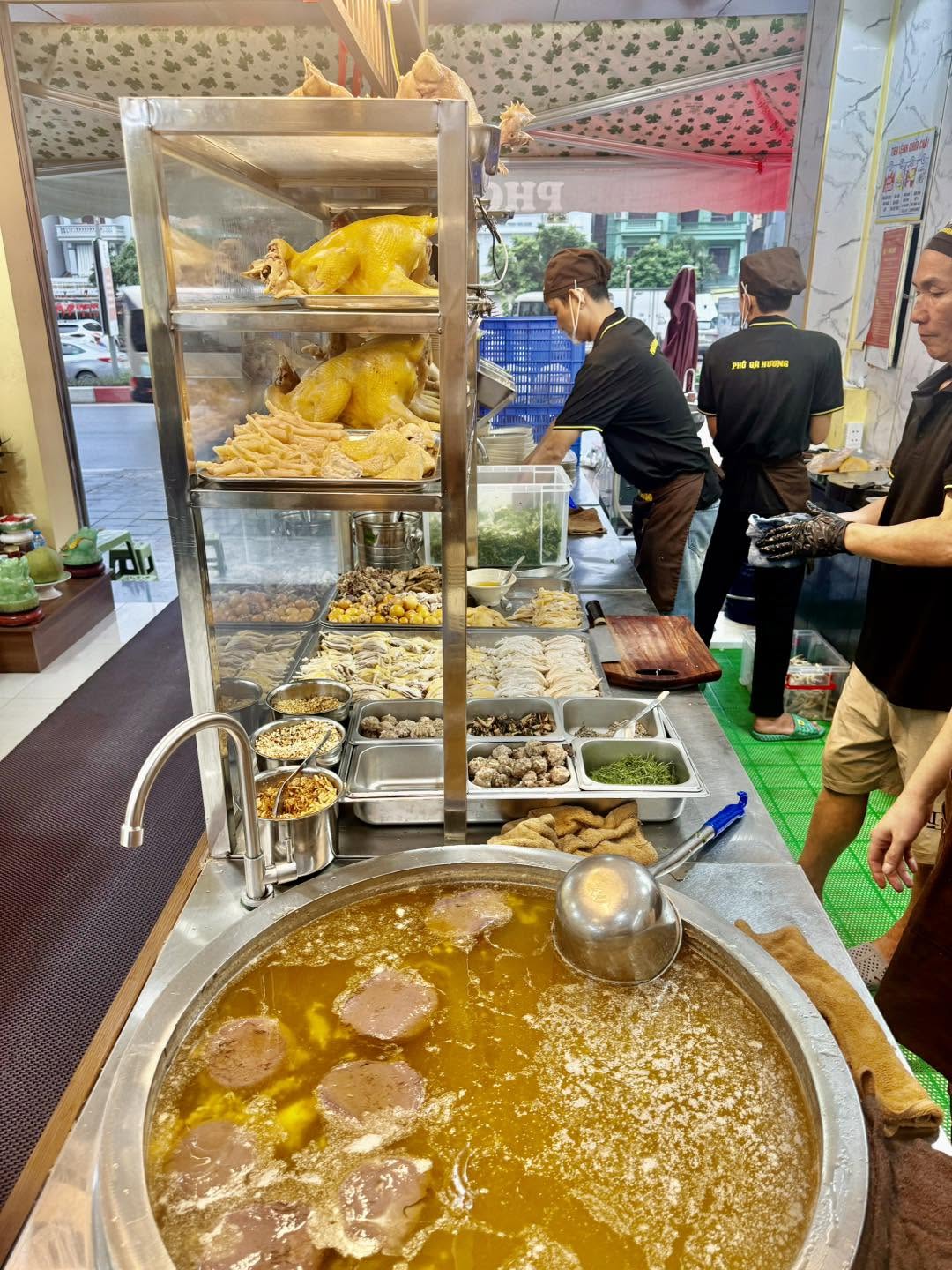 Kh&aacute;m ph&aacute; phở g&agrave; Hương ở Vạn Ph&uacute;c: Quy tr&igrave;nh đảm bảo an to&agrave;n thực phẩm - Ảnh 8.