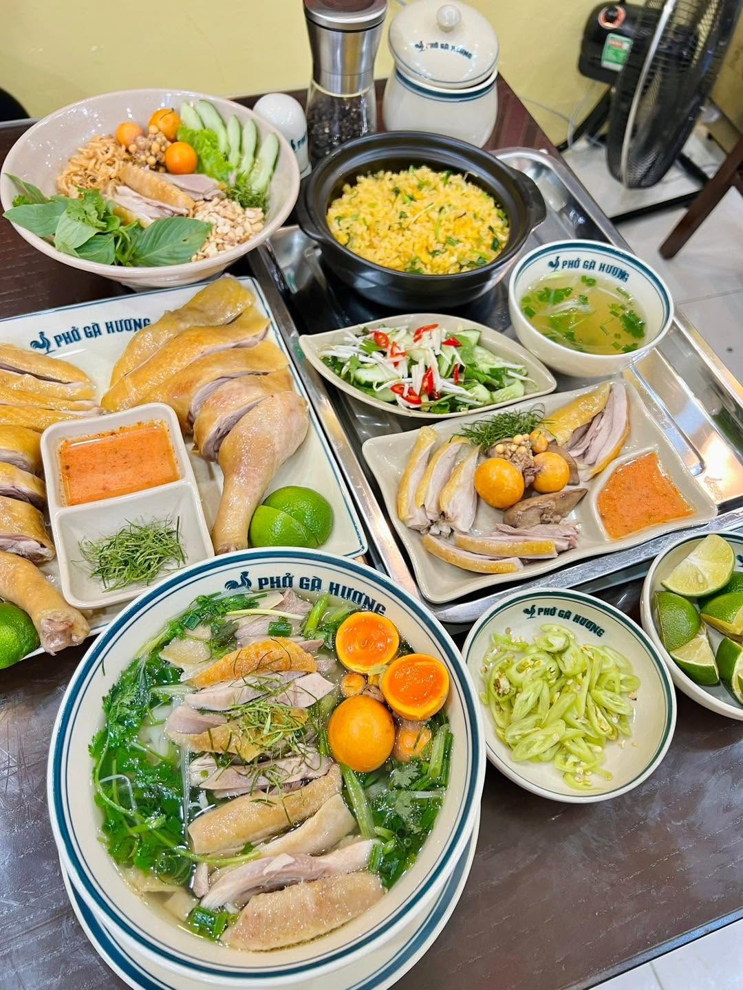 Kh&aacute;m ph&aacute; phở g&agrave; Hương ở Vạn Ph&uacute;c: Quy tr&igrave;nh đảm bảo an to&agrave;n thực phẩm - Ảnh 2.