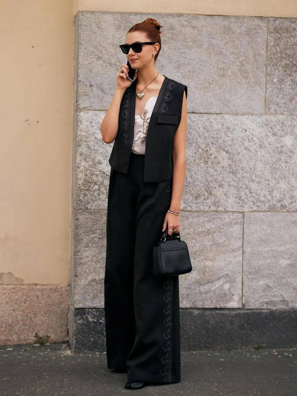 4 c&ocirc;ng thức phối đồ layer cực hot m&ugrave;a thu: Chiếc &aacute;o gile đa năng v&agrave; nghệ thuật tạo n&ecirc;n thần th&aacute;i tr&iacute; thức, sang trọng n&agrave;ng n&agrave;o cũng n&ecirc;n thử- Ảnh 8.