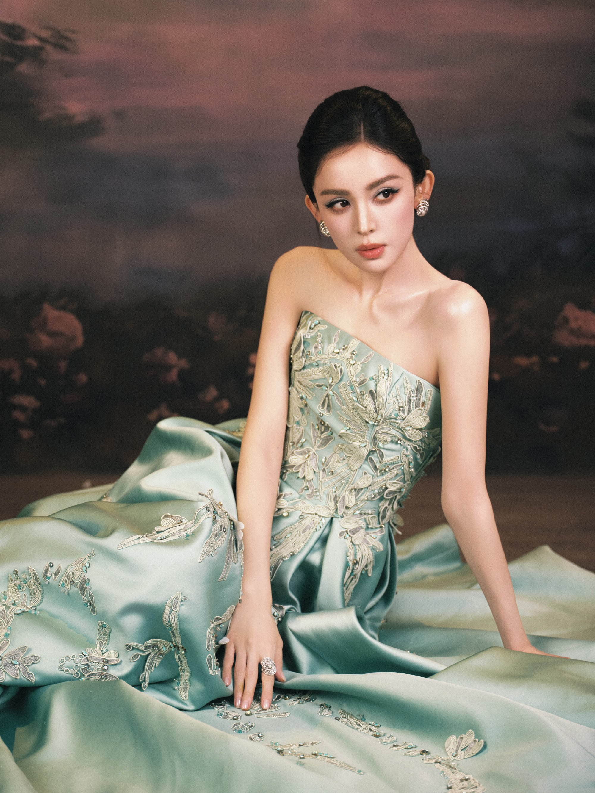 Cổ Lực Na Tr&aacute;t khiến Bạch Lộc v&agrave; c&aacute;c mỹ nh&acirc;n kh&aacute;c ngại đứng cạnh tại Vogue 2026 - Ảnh 13.