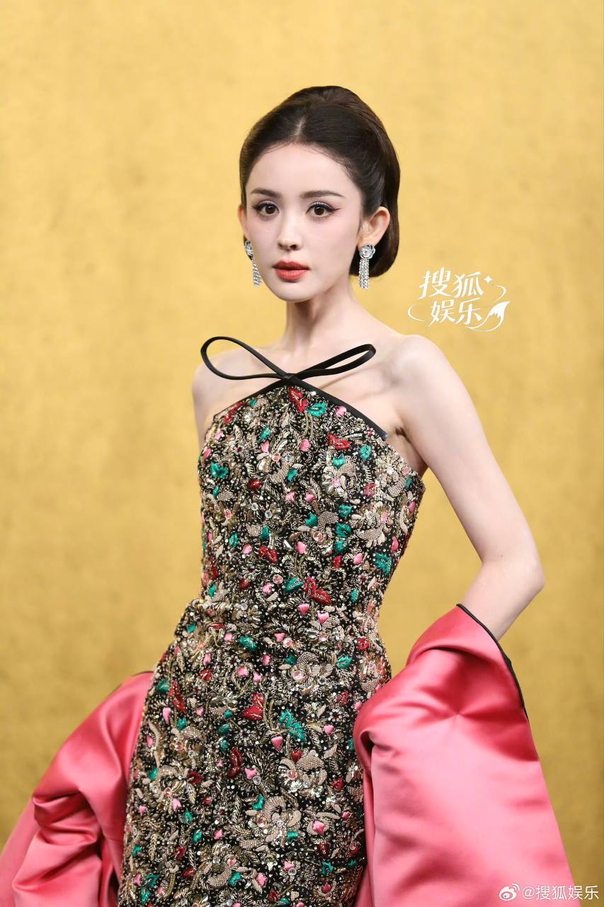Cổ Lực Na Tr&aacute;t khiến Bạch Lộc v&agrave; c&aacute;c mỹ nh&acirc;n kh&aacute;c ngại đứng cạnh tại Vogue 2026 - Ảnh 7.