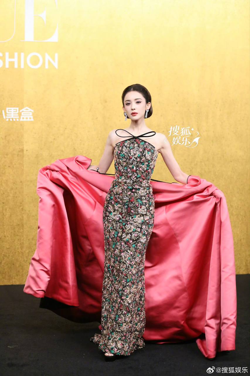 Cổ Lực Na Tr&aacute;t khiến Bạch Lộc v&agrave; c&aacute;c mỹ nh&acirc;n kh&aacute;c ngại đứng cạnh tại Vogue 2026 - Ảnh 5.