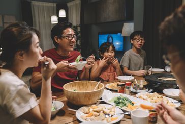 Bố mẹ nói không sai nhưng vì sao con cái vẫn khó chịu và không muốn nghe? - Ảnh 2.
