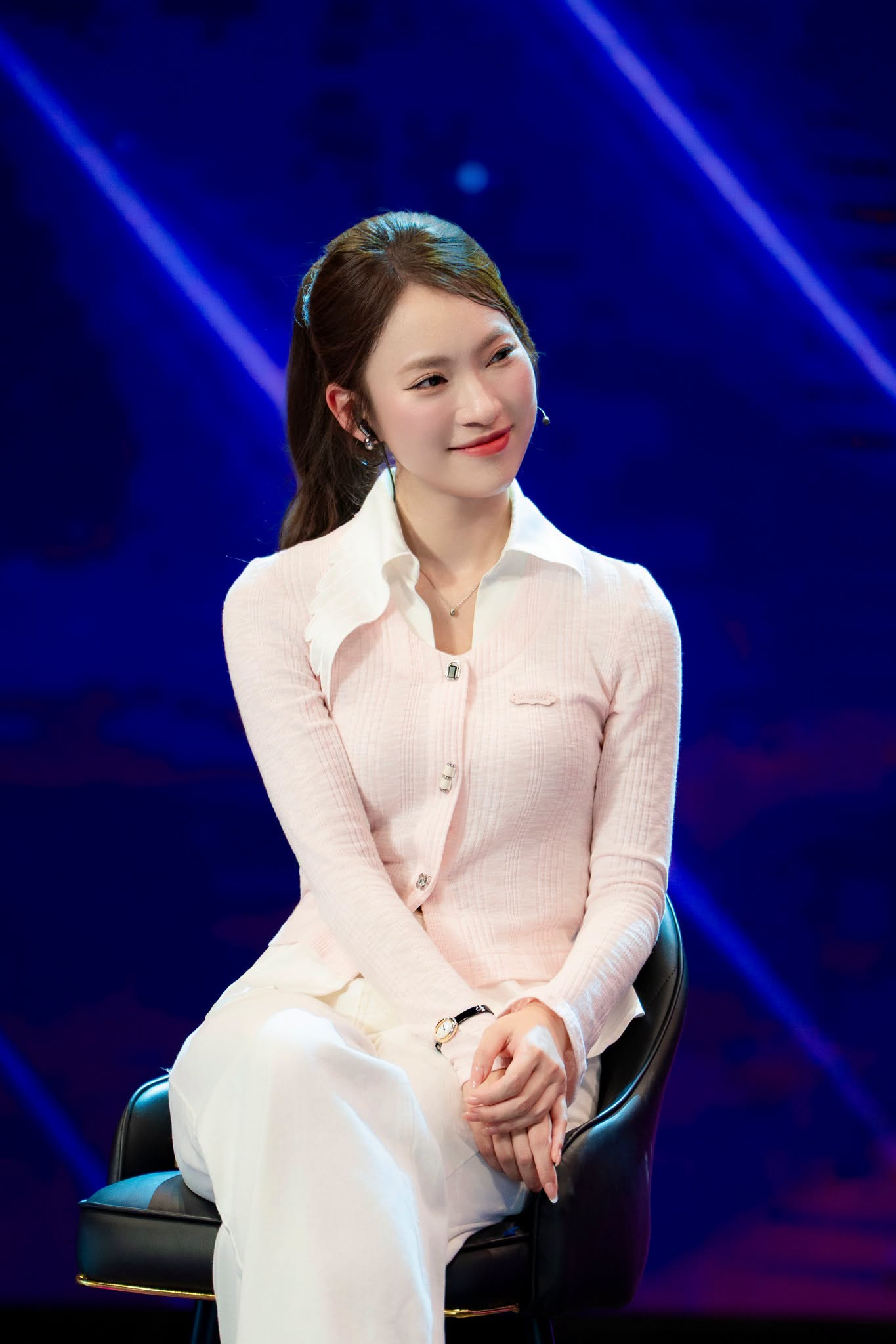 MC Kh&aacute;nh Vy tỏa s&aacute;ng tại Miss Universe Vietnam 2026 với thần th&aacute;i tự tin - Ảnh 5.