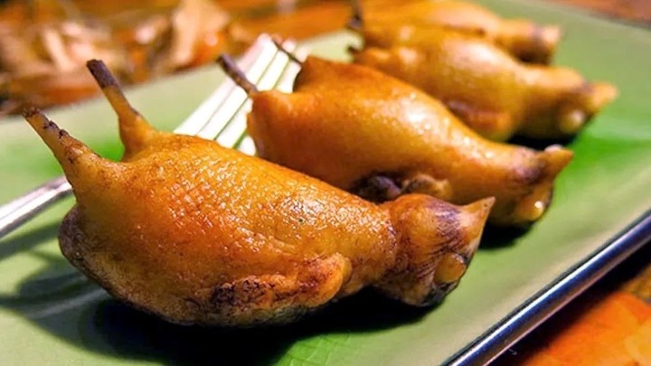 V&igrave; sao người Ph&aacute;p che mặt khi thưởng thức m&oacute;n chim họa mi nướng độc đ&aacute;o? - Ảnh 2.