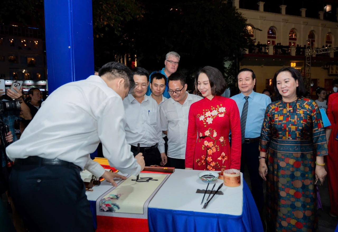 Khai mạc Hội Sách Hà Nội lần thứ 11: Khi văn hóa đọc bắt tay với công nghệ - Ảnh 2.