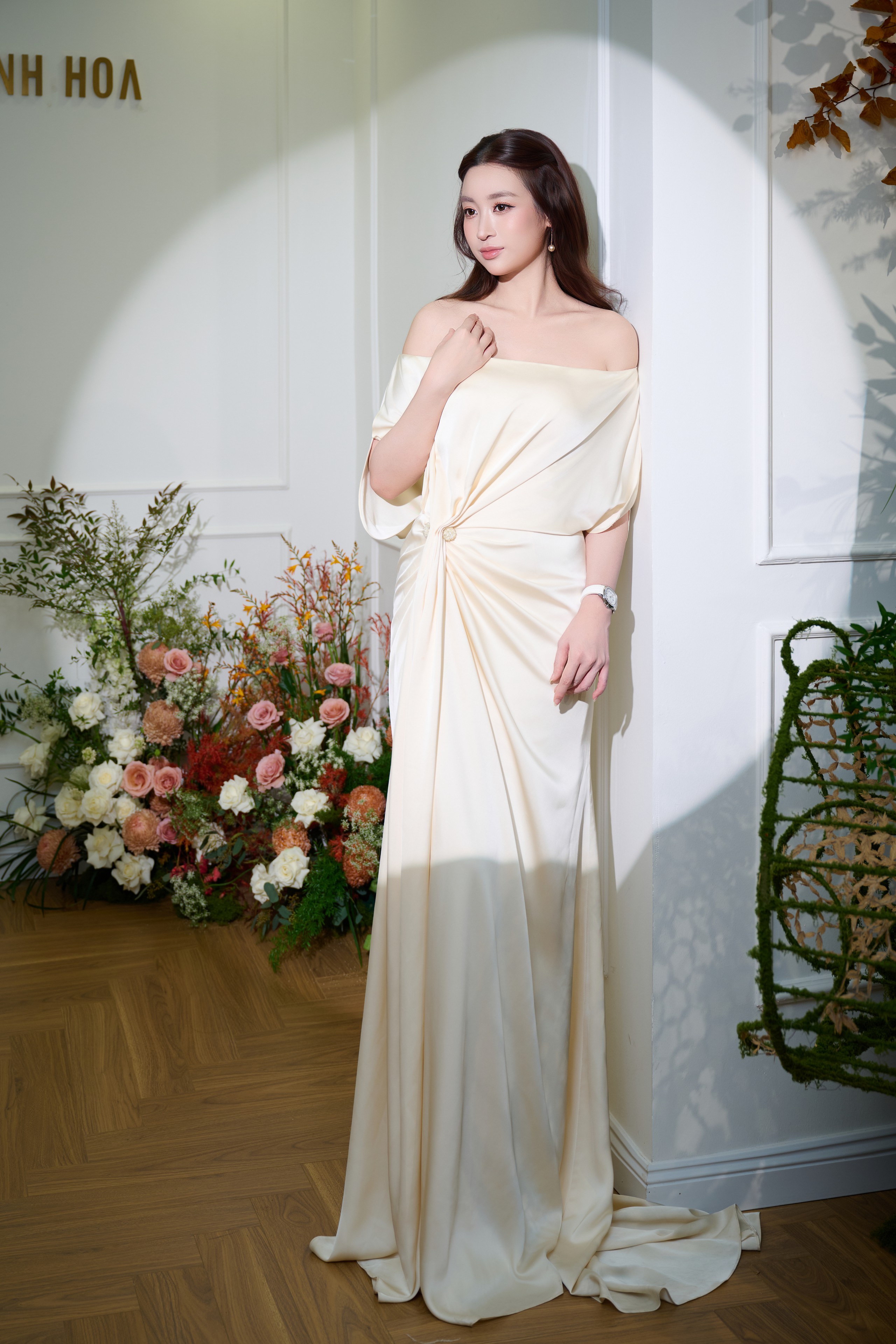 Gallery - Đỗ Mỹ Linh diện đầm satin trễ vai, nổi bật khí chất dâu hào môn giữa sự kiện  - image 7