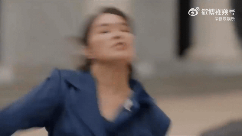 Tưởng phim Ấn Độ nhưng h&oacute;a ra l&agrave; phim Th&aacute;i: M&agrave;n ng&atilde; cầu thang 